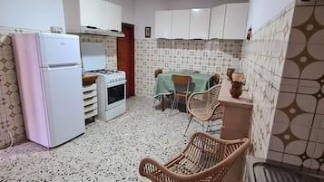 Refrigerador, horno, placa de cocina, silla alta para bebés