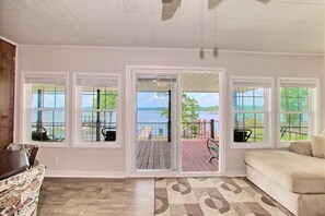 TV - Lakefront Home - Relaxing Escape (Milam)