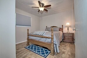 3 bedrooms, WiFi - Lakefront Home - Relaxing Escape (Milam)