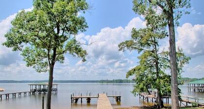 Lakefront Home - Relaxing Escape