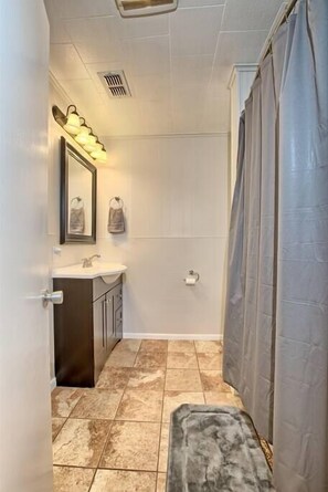 Bathroom - Lakefront Home - Relaxing Escape (Milam)