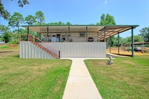 Exterior - Lakefront Home - Relaxing Escape (Milam)