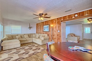 TV - Lakefront Home - Relaxing Escape (Milam)