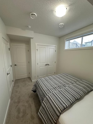2 bedrooms, iron/ironing board, WiFi, bed sheets - Luxury 2 Bedroom Basement Suite in NW, Calgary (Calgary)