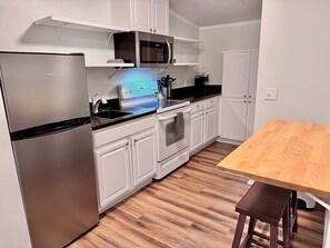 Fridge, microwave, oven, dishwasher - Cozy & quiet 4 Four. Pets Yes! (Beaufort)