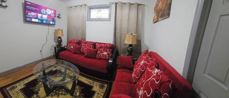 Smart TV, libros y monitor de computadora