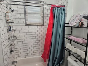 Sèche-cheveux, serviettes fournies, savon, shampoing