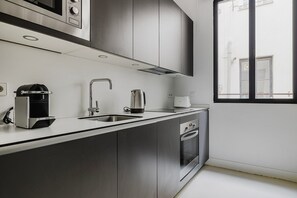 Geladeira, micro-ondas, fogão, cooktop