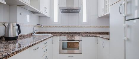 Een koelkast, een microgolfoven, een oven, een kookplaat