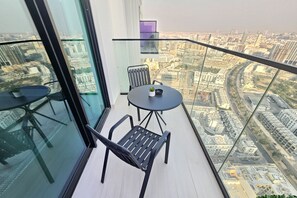 Outdoor dining - Stunning 1 Bed in Binghatti House JVC (Dubai)