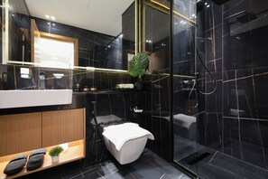 Douche, sèche-cheveux, serviettes fournies