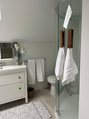 Dusche, Haartrockner, Handtücher, Seife