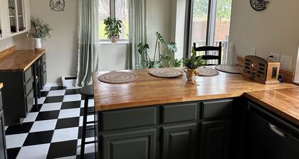 Charming 5 bedroom house in marvelous Rochester Hills with fitness room, WiFi