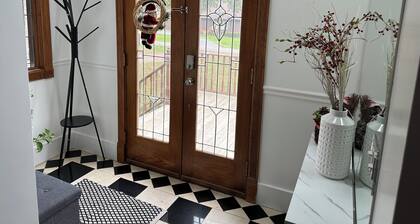 Charming 5 bedroom house in marvelous Rochester Hills with fitness room, WiFi