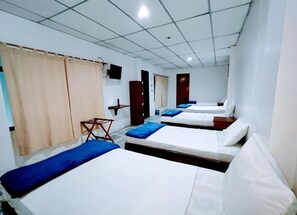 Gemeinsamer Comfort-Schlafsaal | Badezimmer | Duschwanne, Handtücher, Seife, Shampoo