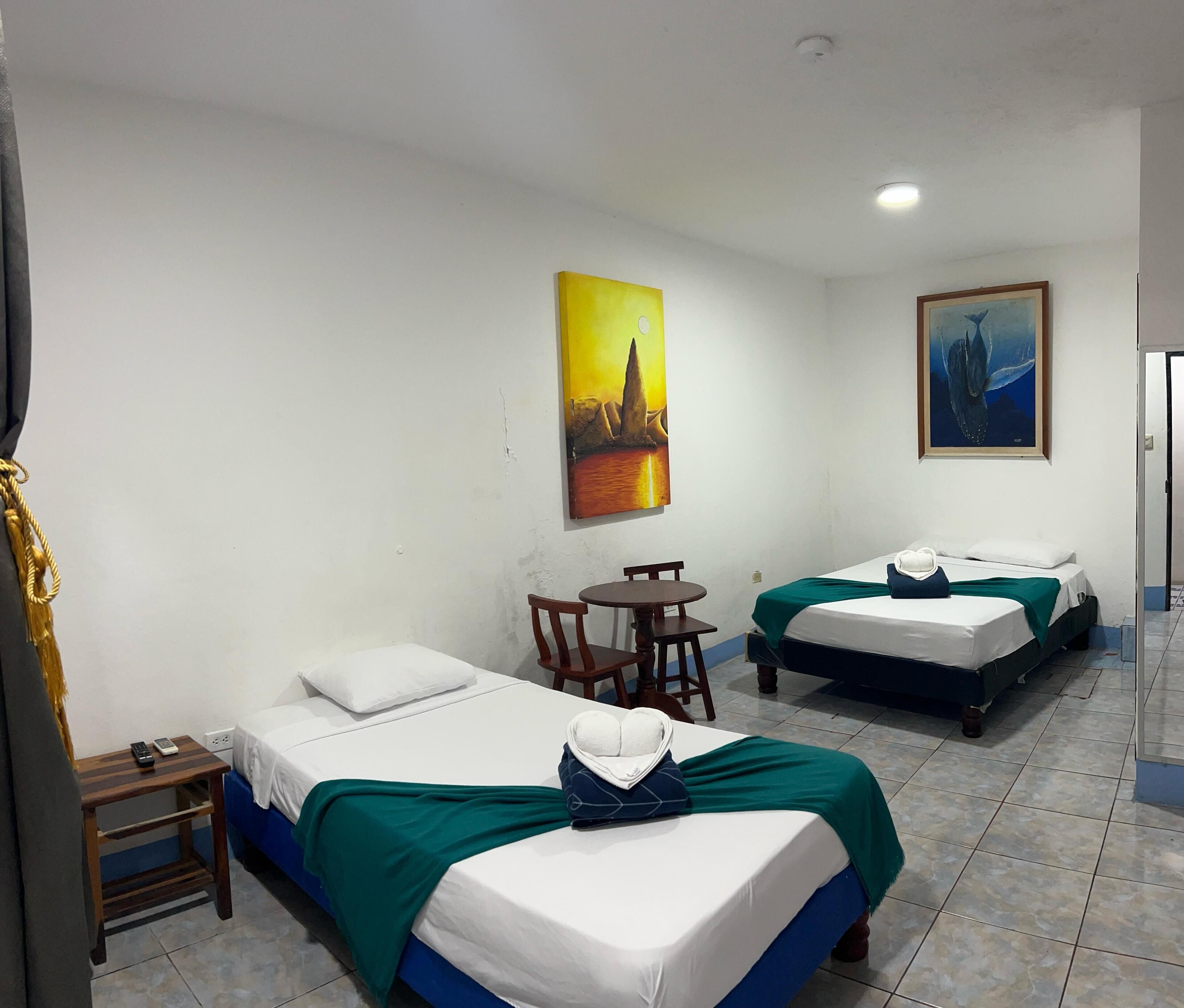 Tomannsrom – comfort | Skrivebord for bærbar PC og wi-fi (inkludert)