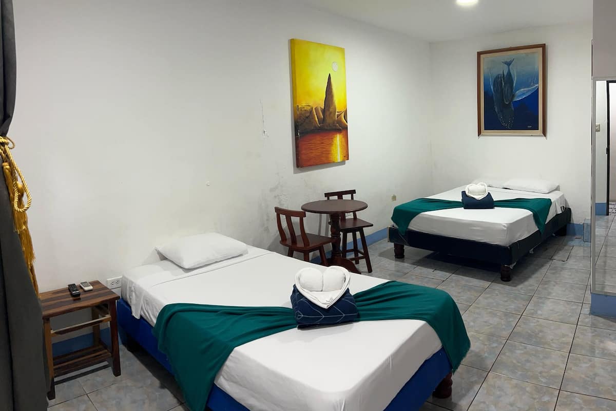 Chambre Confort avec lits jumeaux | Espace de travail pour ordinateur portable, Wi-Fi gratuit