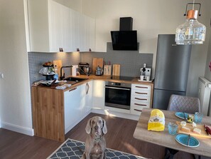 Fridge, oven, stovetop, coffee/tea maker
