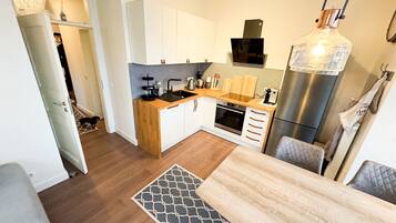 Frigorífico, horno, placa de cocina y cafetera o tetera