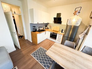 Kühlschrank, Ofen, Herdplatte, Wasserkocher mit Kaffee-/Teezubehör