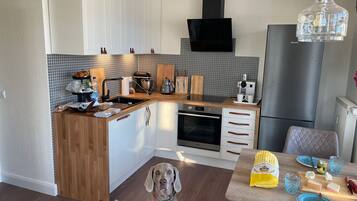 Kühlschrank, Ofen, Herdplatte, Wasserkocher mit Kaffee-/Teezubehör