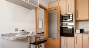 雪櫃、微波爐、焗爐、爐具