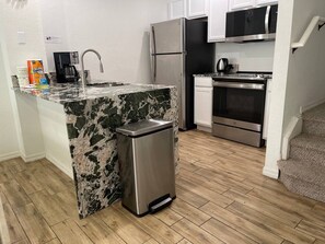 Fridge, microwave, oven, stovetop - 3 Bedroom 2 Bathroom Villas (Kissimmee)