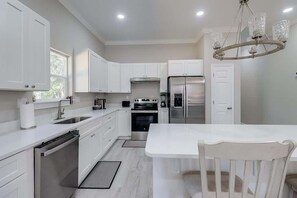 Køleskab, mikrobølgeovn, ovn, kogeplade