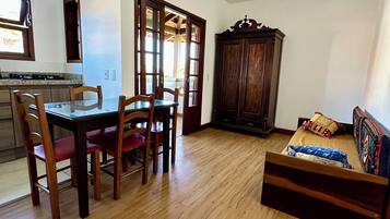 Apartamento família, sacada, vista para o pátio | Cozinha privada