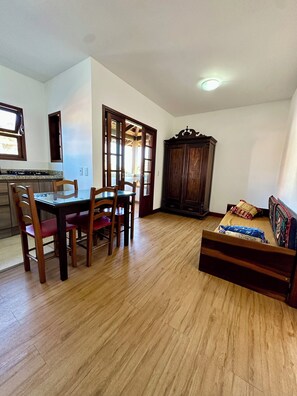 Familieleilighet, balkong, bakgårdsutsikt | Eget kjøkken