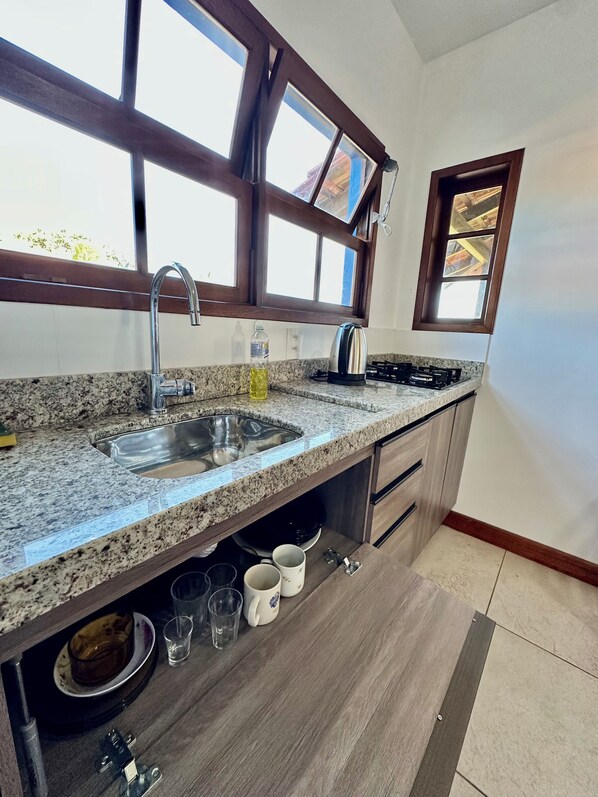 Family Apartment, Balcony, Courtyard View | Private kitchen - Pousada Natur Campeche (Florianópolis)