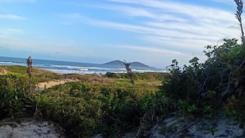 In Strandnähe, weißer Sandstrand, 5 Strandbars
