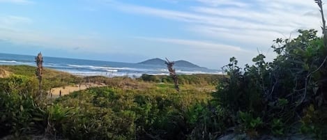 Beach nearby, white sand, 5 beach bars