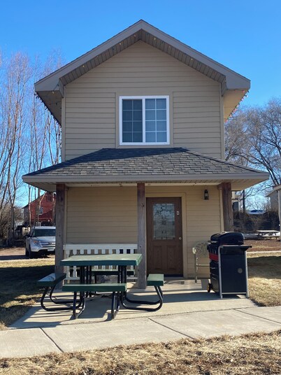 The Covered Porch Hideaway - Lakeside Tiny House Rental - Sleeps 4