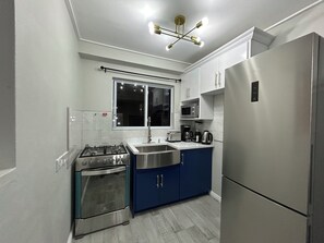 Kjøleskap, mikrobølgeovn, ovn og kokeplater