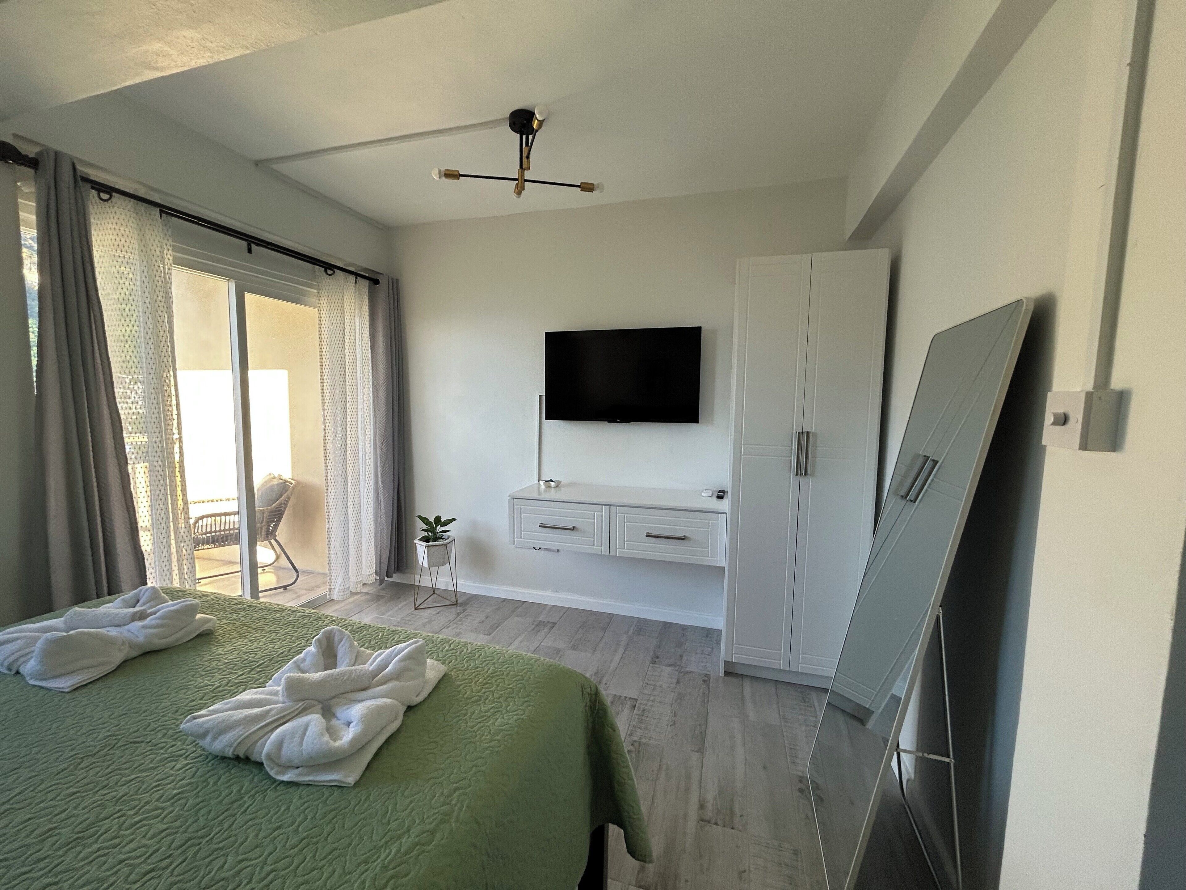 1 dormitorio, tabla de planchar con plancha, wifi y ropa de cama