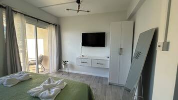 1 dormitorio, tabla de planchar con plancha, wifi y ropa de cama