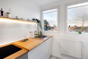 Fridge, oven, stovetop, electric kettle