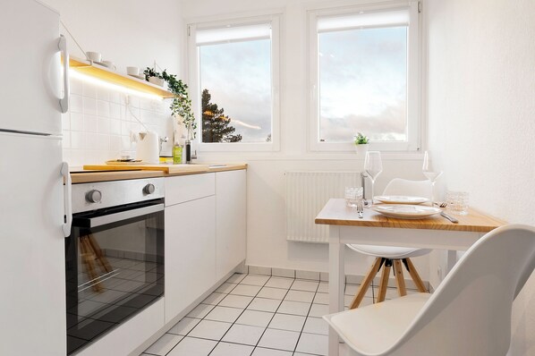 Jääkaappi, uuni, liesi, vedenkeitin