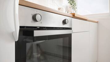 Een koelkast, een oven, een kookplaat, een waterkoker