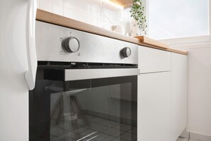 Fridge, oven, stovetop, electric kettle