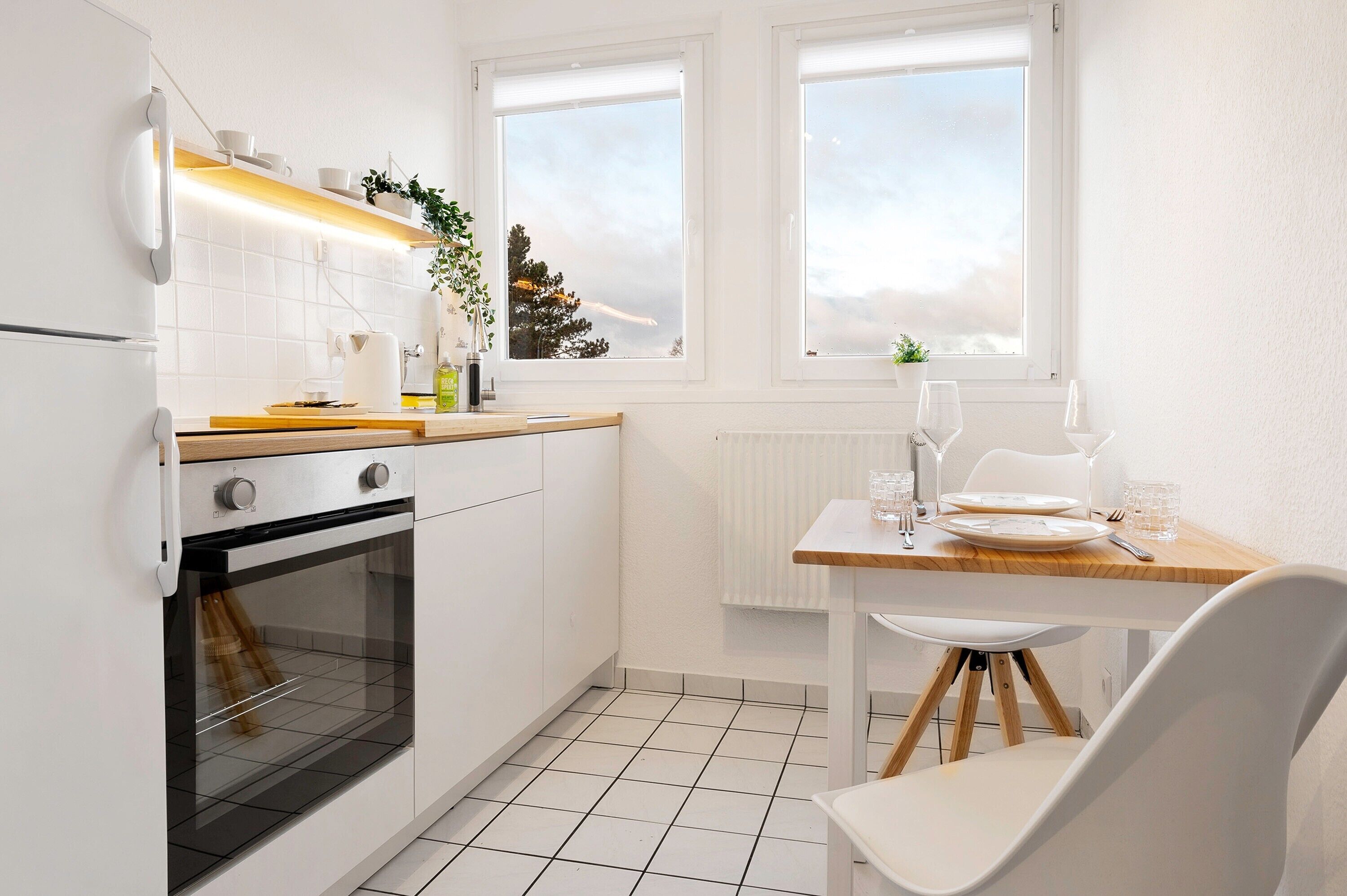 Een koelkast, een oven, een kookplaat, een waterkoker