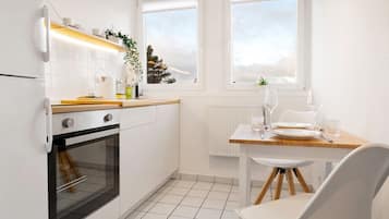 Een koelkast, een oven, een kookplaat, een waterkoker