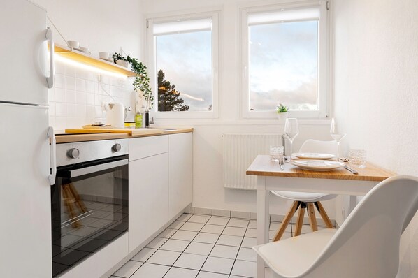 Fridge, oven, stovetop, electric kettle