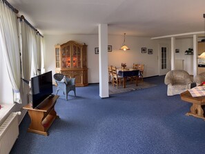 TV, table tennis - Apartment 'Kuhstall' with Shared Terrace, Shared Garden and Wi-Fi (Werdum)