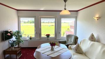 Fernseher, Tischtennisplatte