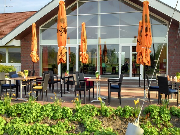 Outdoor dining - Apartment 'Sonnenschein' with Private Garden and Wi-Fi (Wittmund)