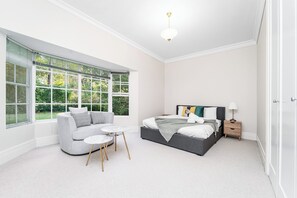 6 bedrooms, iron/ironing board, free WiFi, bed sheets