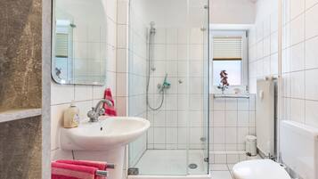 Dusche, Haartrockner, Handtücher