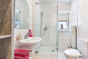 Douche, sèche-cheveux, serviettes fournies